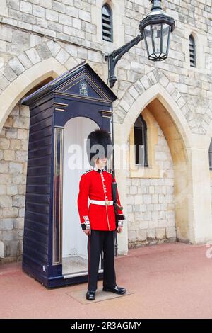 LONDON, VEREINIGTES KÖNIGREICH - 22. AUGUST 2017 : Royal Guard at Windsor Castle, England. Die britische Garde ist da Stockfoto