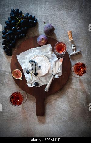 Stillleben mit Käse, Wein und Obst Stockfoto