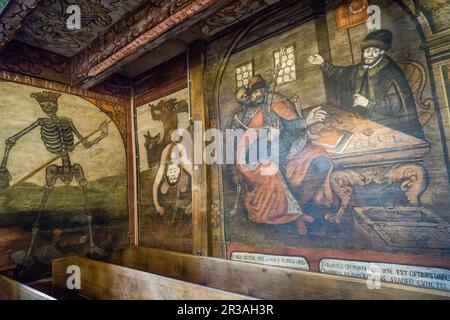 pinturas murales, históricas de los siglos XVI y XVII, iglesia del Arcángel San Miguel, siglo XV-XVI construida integramente con madera, Binarowa, Maloposka, voivodato de la Pequeña Polonia, Cárpatos, Polonia, europe. Stockfoto