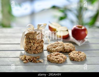 Vegane Apfel-Walnuss-Kekse mit Haferflocken und Apfelchips Stockfoto