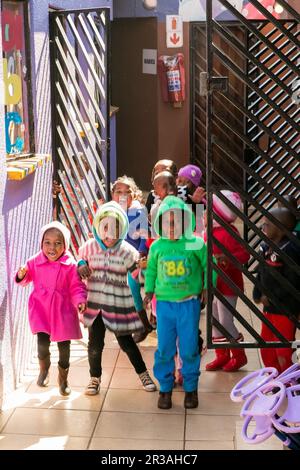 Junge afrikanische Vorschulkinder in einem Kindergarten Stockfoto