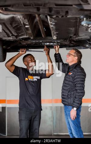 Mechaniker in der Kfz-Werkstatt in der Stadt Reparatur und Diagnose von Kraftfahrzeugen Stockfoto