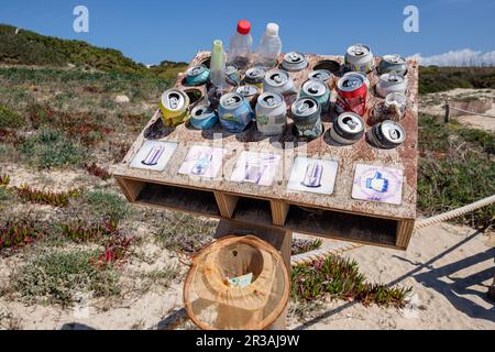 Abfallrecycling, Es Arenals, Strand Migjorn, Formentera, Pitiusas-Inseln, Balearengemeinschaft, Spanien. Stockfoto