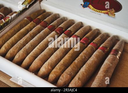 Nahaufnahme einer Schachtel kubanischer Zigarren der Marke Cuaba mit rotem Etikett Stockfoto