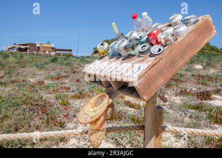 Abfallrecycling, Es Arenals, Strand Migjorn, Formentera, Pitiusas-Inseln, Balearengemeinschaft, Spanien. Stockfoto