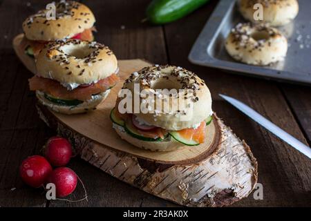 Bagels mit Lachs und Radieschen Stockfoto