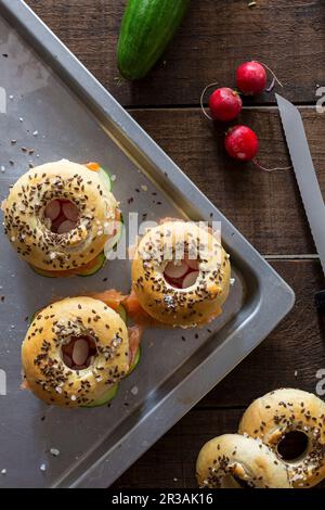 Bagels mit Lachs und Radieschen Stockfoto