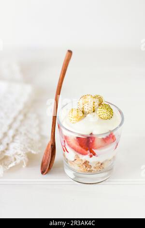 Geschichteter Keks, Erdbeeren und Schlagsahne Stockfoto