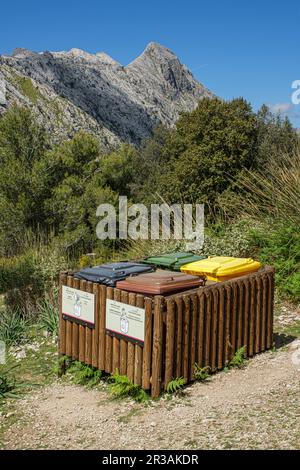 contenedores para separacion de basuras, Área Recreativa de Sa Font des Noguer, Escorca, Mallorca, Balearen, Spanien. Stockfoto