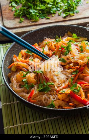 Thai Glass Noodle mit Garnelen und Gemüsesalat Stockfoto