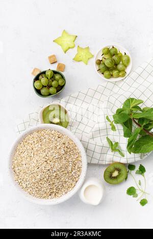 Lebensmittelzusammensetzung mit Hafer, Kiwi, Stachelbeeren und Minze Stockfoto