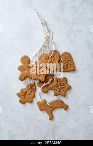 Weihnachts-Ingwerkuchen als Baumschmuck Stockfoto