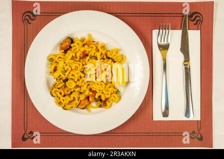 fideuá ist ein Gericht aus Gandía, das auf ähnliche Weise wie Paella hergestellt wird, obwohl es auf Nudeln statt Reis basiert. Hauptbestandteile, Th Stockfoto