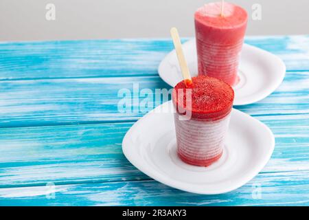 Hausgemachte gemischte Beerenjoghurt-Eis am Stiel. Draufsicht Stockfoto