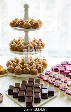 Eleganter süßer Tisch mit verschiedenen Nachspeisen für jeden Geschmack Stockfoto