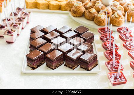 Bunte kleine Schokoladendesserts auf dem Hochzeitstisch Stockfoto