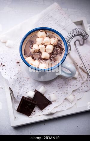 Heiße vegane Mandelmilchschokolade mit Marshmallows Stockfoto