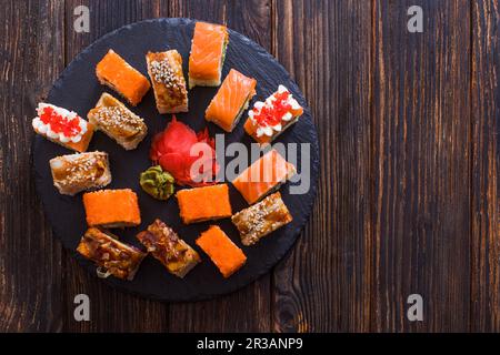 Präsentation von appetitischem Sushi verschiedener Art in einem japanischen Restaurant Stockfoto