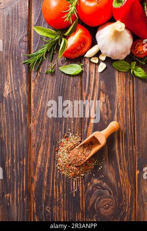 Die aromatischen Gewürze werden aus ausgesuchter, frischer Gemüsemischung hergestellt Stockfoto