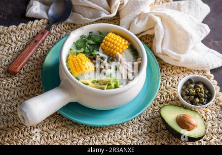 Ajiaco Colombiano: Lateinamerikanische Kartoffelsuppe mit Avocado Stockfoto