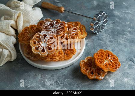 Flores de Carnaval (flores manchegas crocantes) - Spanische und skandinavische Cookies zu Weihnachten und Ostern Stockfoto