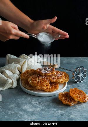 Flores de Carnaval (flores manchegas crocantes) - Spanische und skandinavische Cookies zu Weihnachten und Ostern Stockfoto