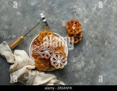 Flores de Carnaval (flores manchegas crocantes) - Spanische und skandinavische Cookies zu Weihnachten und Ostern Stockfoto