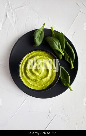 Spinat-Hummus in einer Schüssel Stockfoto