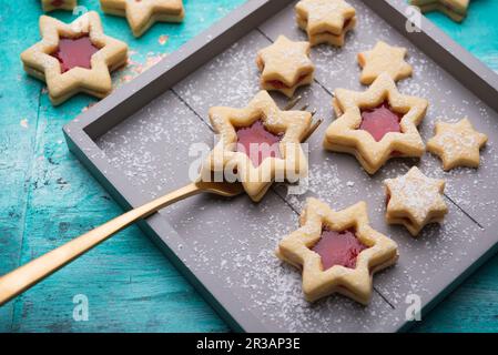 Vegane, kurze Gebäcksterne gefüllt mit Erdbeermarmelade Stockfoto