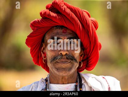 Porträt eines Mannes der Rabari-Volksgruppe in nationalem Kopfschmuck und traditionellem Kleid mit nationalen Ornamenten. Stockfoto