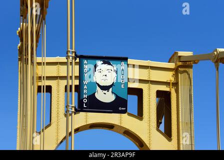 Pittsburgh, 2023: Porträt des berühmten Pittsburgh-Grafikers Andy Warhol auf der Seventh Street Bridge, die in Andy Warhol Bridge umbenannt wurde Stockfoto