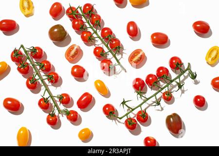Gesunde bunte Kirschtomaten auf weißem Hintergrund Stockfoto
