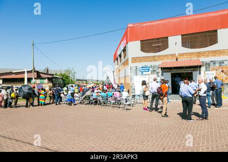 Kunden warten in der Schlange am Eingang zum örtlichen Pick n Pay Supermarkt Stockfoto