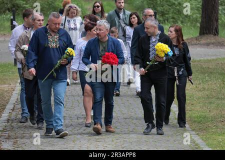 KIEW, UKRAINE - 21. MAI 2023 - Minister für Kultur und Informationspolitik der Ukraine Oleksandr Tkachenko (C) nimmt an der Blumenlegezeremonie in Teil Stockfoto