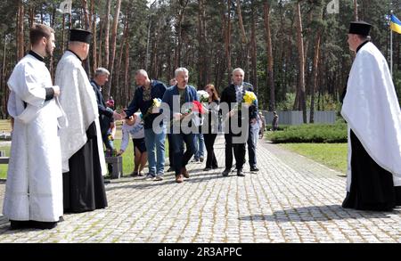 KIEW, UKRAINE - 21. MAI 2023 - Minister für Kultur und Informationspolitik der Ukraine Oleksandr Tkachenko (C) nimmt an der Blumenlegezeremonie in Teil Stockfoto