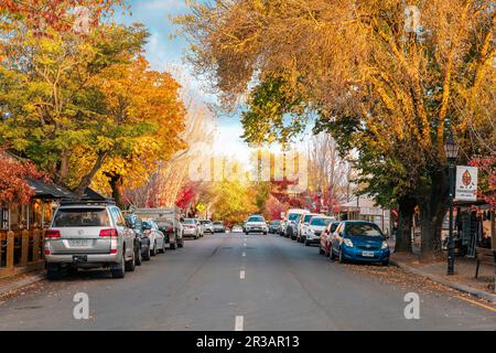 Adelaide Hills, Südaustralien - 24. April 2021: Blick auf die Hahndorf Main Street mit Autos, die während der Herbstsaison bei Sonnenuntergang geparkt sind Stockfoto