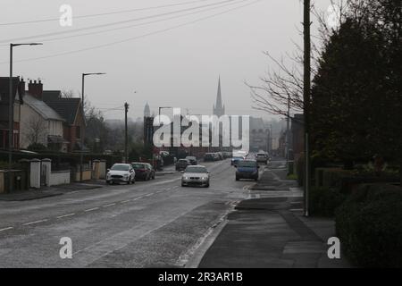 Ballynahinch Street in Lisburn, Nordirland. Der Turm der Kathedrale und das Linen Center sind in der Skyline umrandet Stockfoto