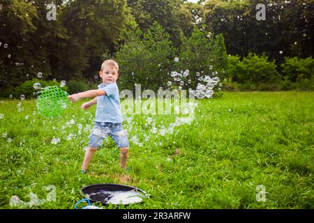 Seifenblasen zu erzeugen verwandelt sich in eine magische Aktion Stockfoto