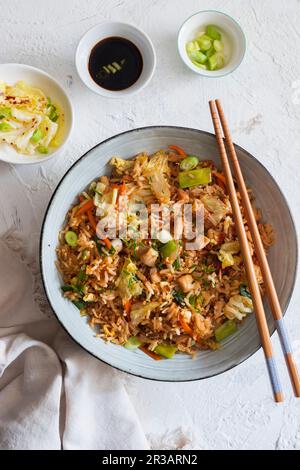 Kimchi-Rührreis mit Hühnchen braten Stockfoto