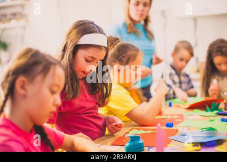 Schulmädchen konzentriert auf die Erstellung handgemachte Grußkarte Stockfoto
