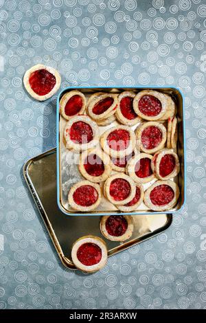 Mit Shortbread und Marmelade gefüllte Kekse in einer Keksdose Stockfoto