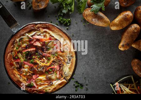 Kartoffelpfannkuchen mit Gemüse und Speck Stockfoto