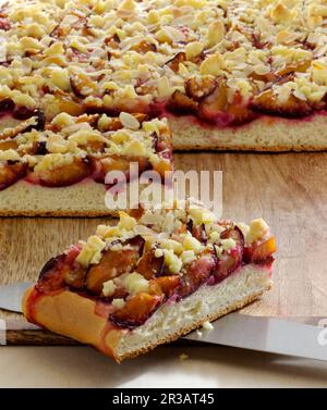 Pflaumenkuchen mit Bröckchen in einer Dose Stockfoto