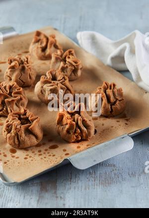 Schweinefleisch und Frühlingszwiebelbrötchen Stockfoto