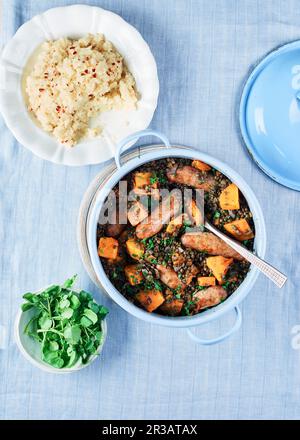 Würstchen, Kürbis und Linsen-Hot Pot mit Mash Stockfoto