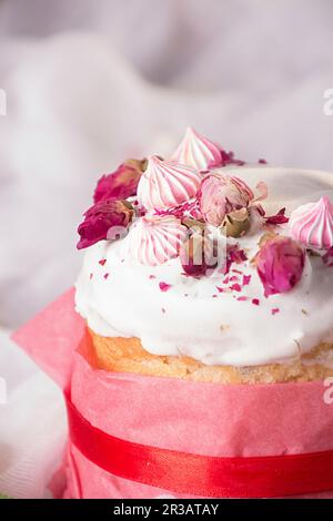 Osterkuchen mit weißer Glasur und Marshmallows Stockfoto