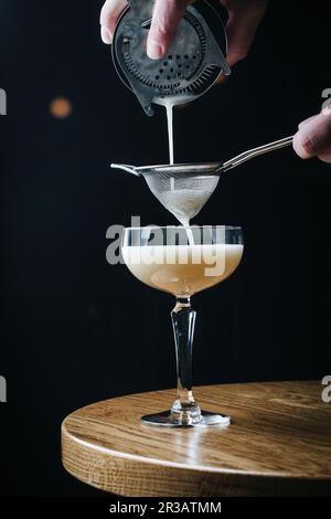 Bereiten Sie den Cocktail mit Eiweiß zu Stockfoto