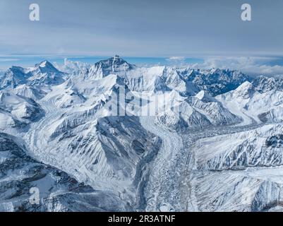 Lhasa. 23. Mai 2023. Dieses Luftfoto wurde am 23. Mai 2023 aufgenommen und zeigt einen Blick auf den Berg Qomolangma. Am Dienstag erreichte ein chinesisches Expeditionsteam den Gipfel des Mount Qomolangma, wo es wissenschaftliche Forschung auf dem höchsten Gipfel der Welt betreiben will. Kredit: Sun Fei/Xinhua/Alamy Live News Stockfoto