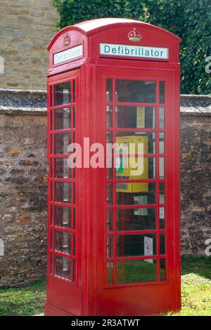 Traditionelle britische Telefonzelle, die in einen Defibrillator umgewandelt wurde Stockfoto