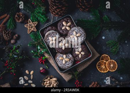 Elisenlebkuchen mit Eis und Schokolade (Nürnberger Lebkuchen-Kuchen) in einer Dose Stockfoto